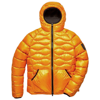 Orangefarbene Nylonjacke