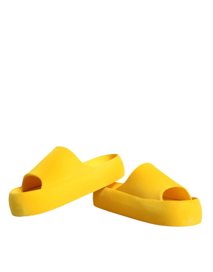 Gelbe Gummi-Sandalen mit Strandschuhen