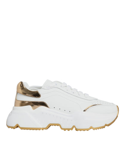 Daymaster Low Top Sneaker in Weiß und Gold