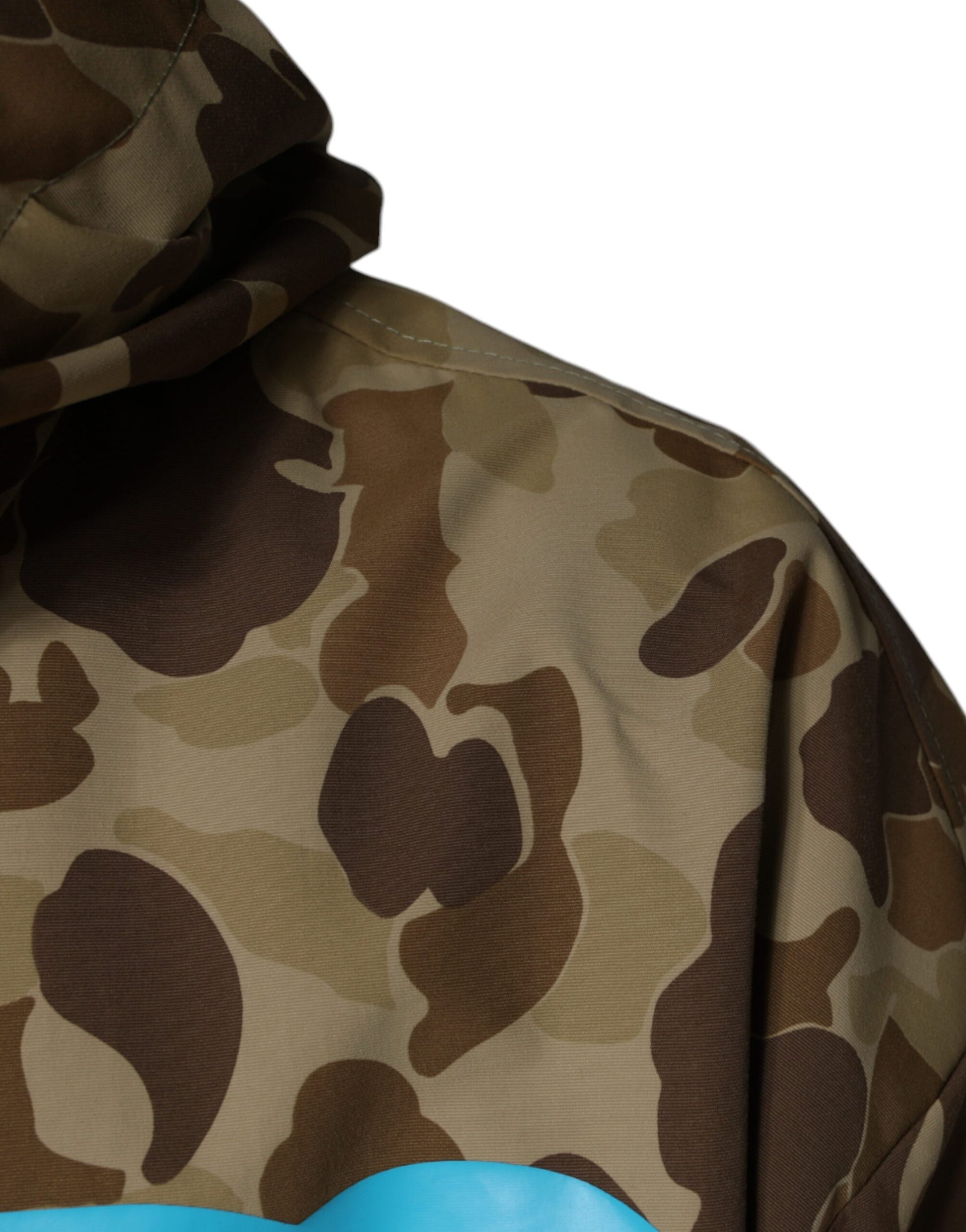 Braune Pulloverjacke mit Kapuze und Camouflage-Muster