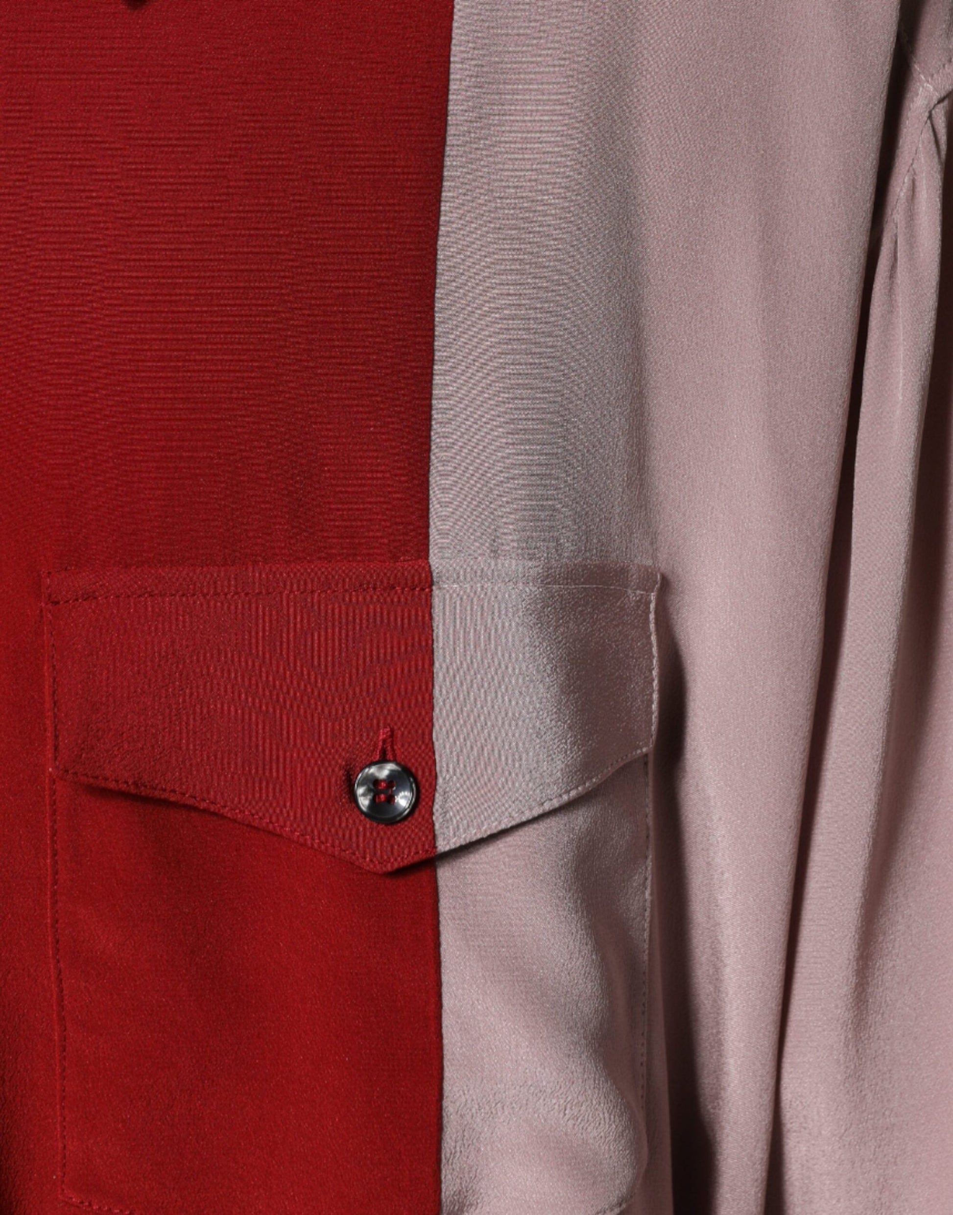 Rotes und rosa Button-Down-Hemd aus Seide mit Kragen