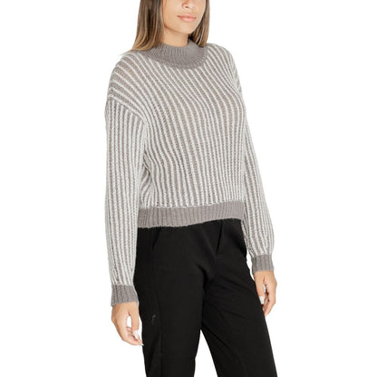 Grauer Polyesterpullover