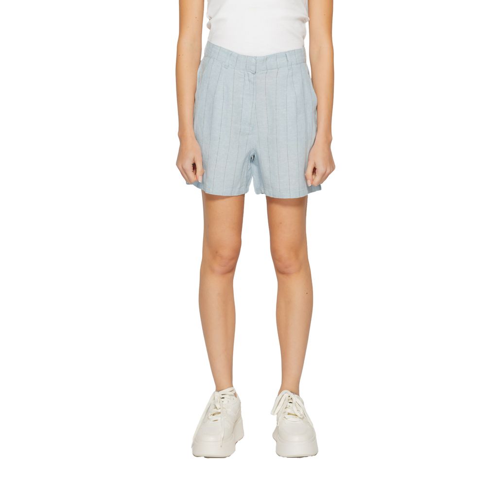 Hellblaue Shorts aus Leinen