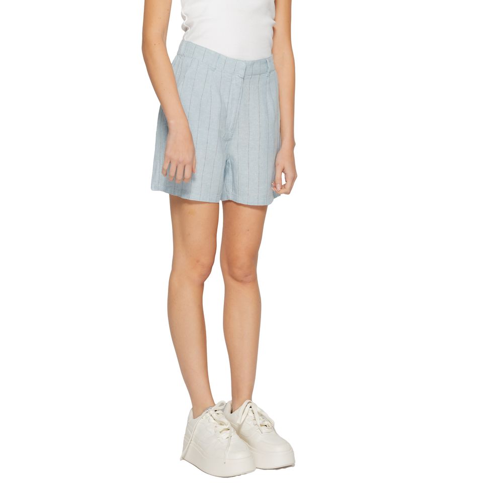 Hellblaue Shorts aus Leinen