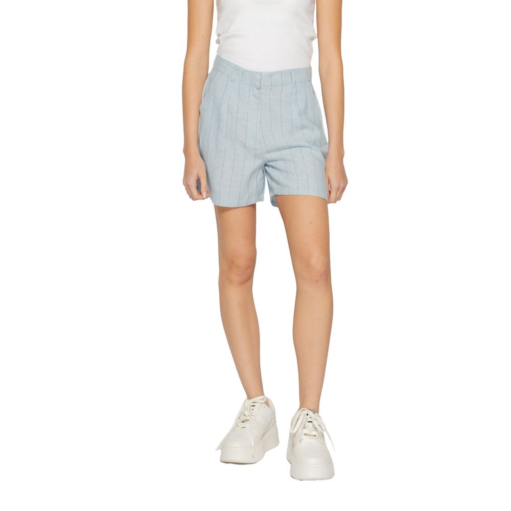 Hellblaue Shorts aus Leinen