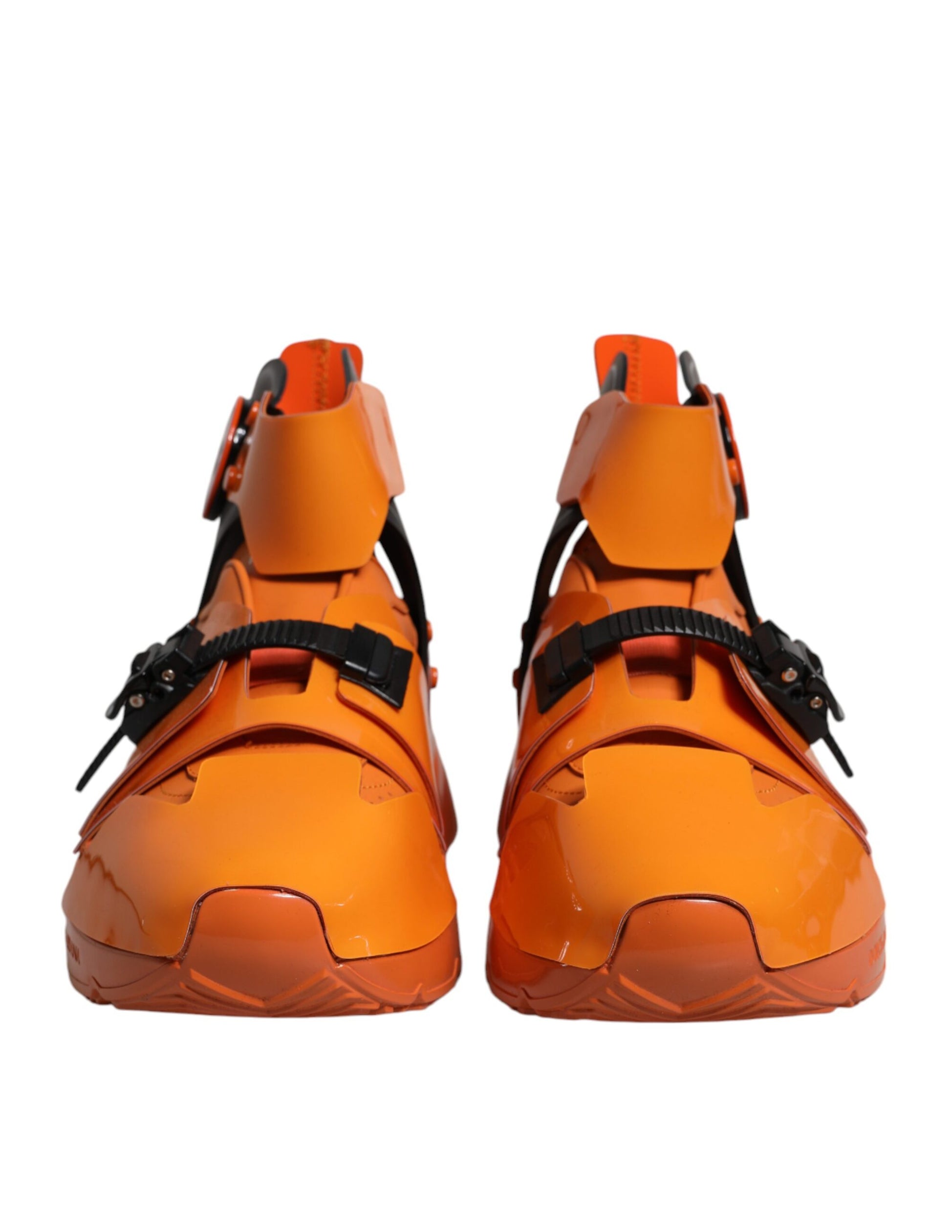 Orangefarbene klobige High-Top-Sneakers mit mehreren Einsätzen