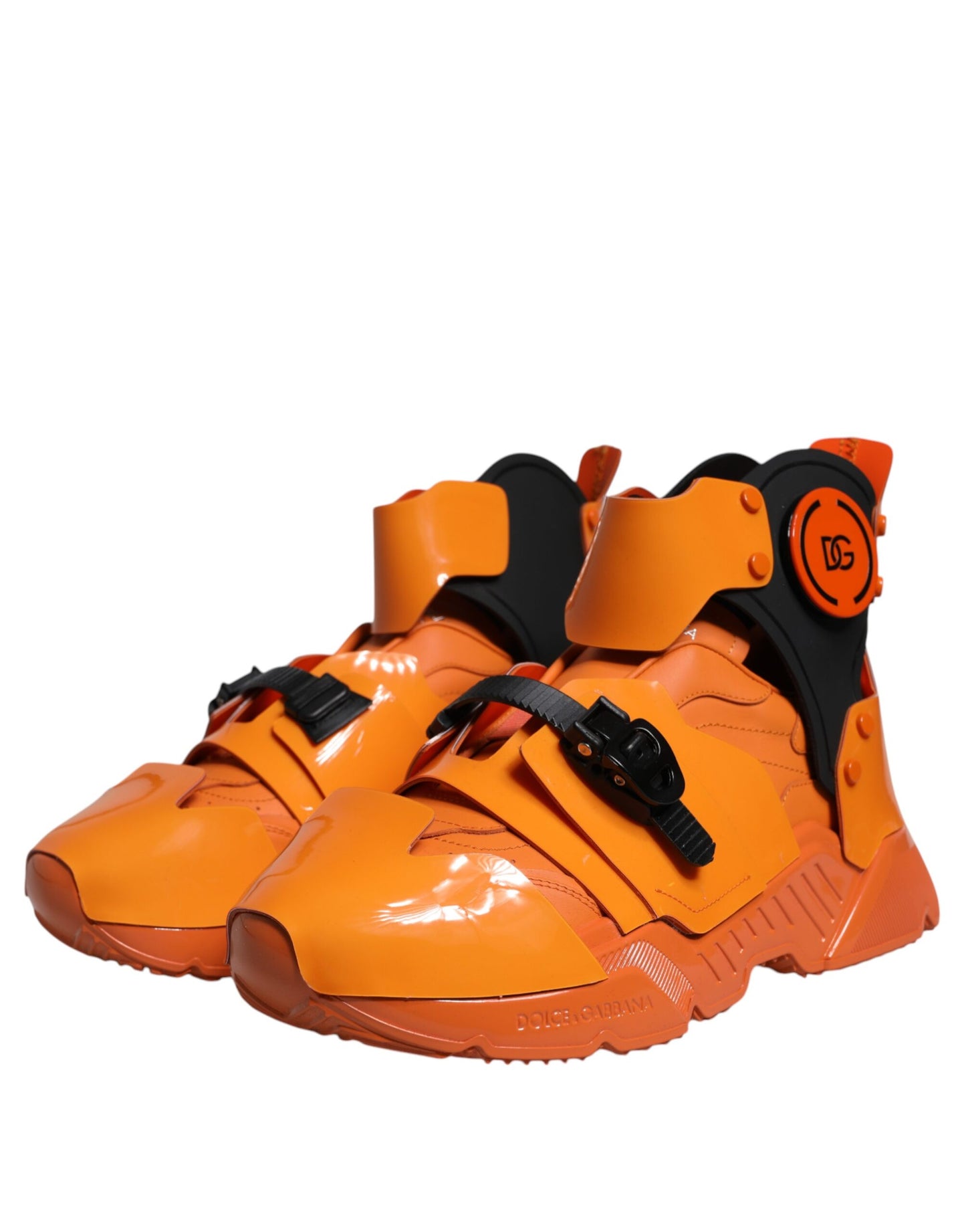 Orangefarbene klobige High-Top-Sneakers mit mehreren Einsätzen