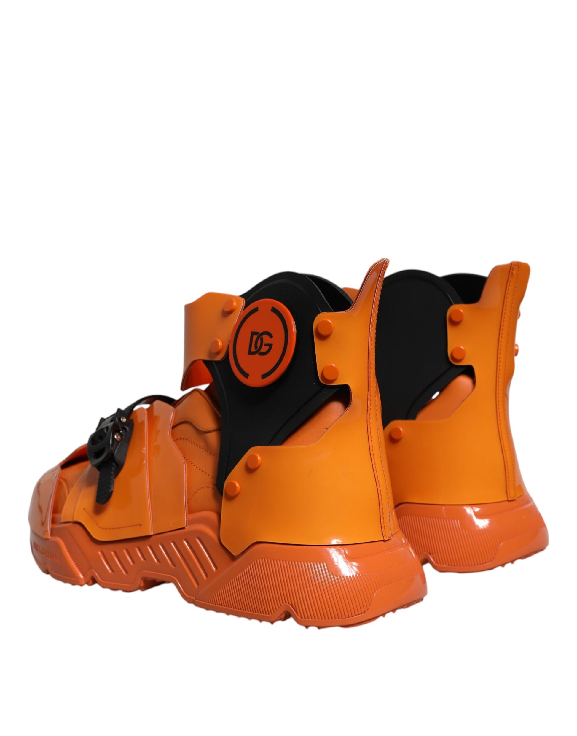 Orangefarbene klobige High-Top-Sneakers mit mehreren Einsätzen