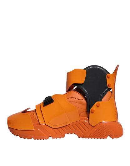 Orangefarbene klobige High-Top-Sneakers mit mehreren Einsätzen