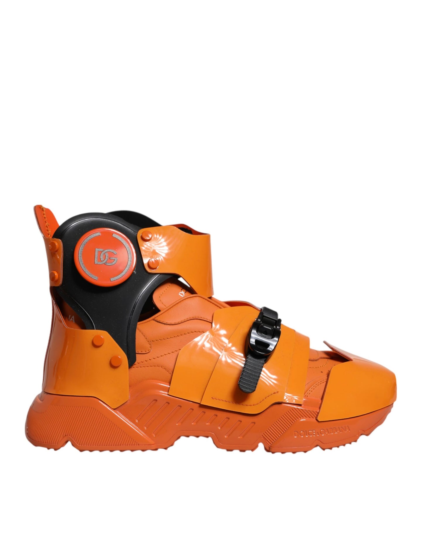 Orangefarbene klobige High-Top-Sneakers mit mehreren Einsätzen