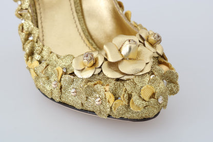 Goldene Pumps mit Blumen- und Kristallverzierung