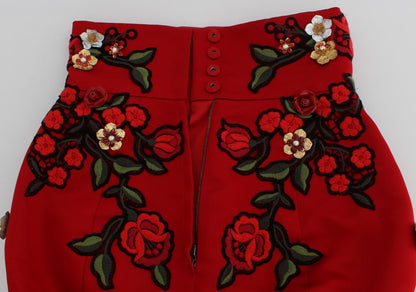 Glamorous – Rote Shorts aus Seide mit Blumenstickerei